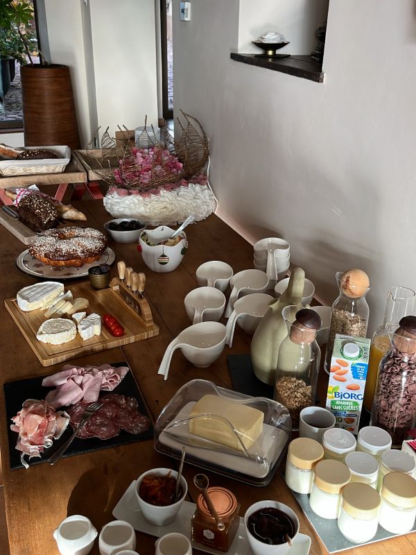 buffet du petit déjeuner salé sucré, produits maison, biologiques 